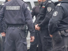 Бургаски полицаи тикнаха в ареста няколко нагли крадци, задигнали са много пари