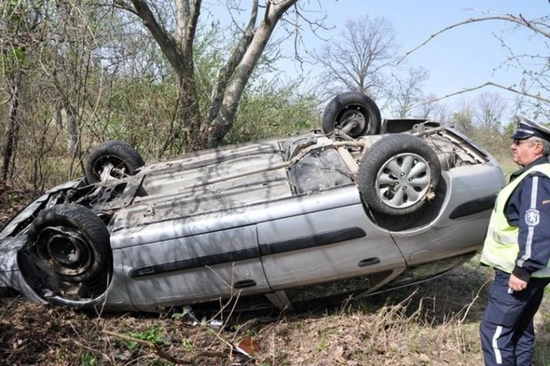 Жена се преобърна с колата си в Русенско, пострадала е тежко