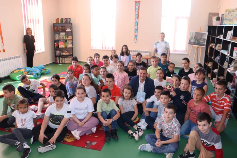 Кметът на Хасково чете приказка на ученици по повод "Походът на книгите"