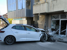 Кола се разби във витрина на фризьорски салон в София
