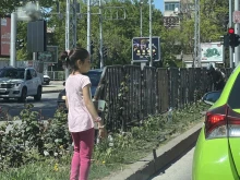 Кошмарна гледка: Дете проси на голямо кръстовище в Пловдив, било е нестабилно