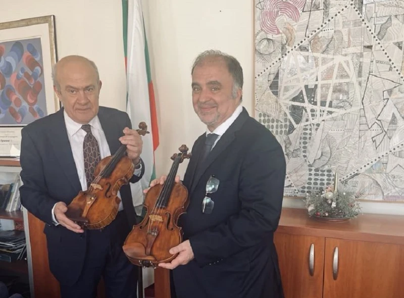 Световноизвестни български музиканти предадоха на държавата уникални цигулки