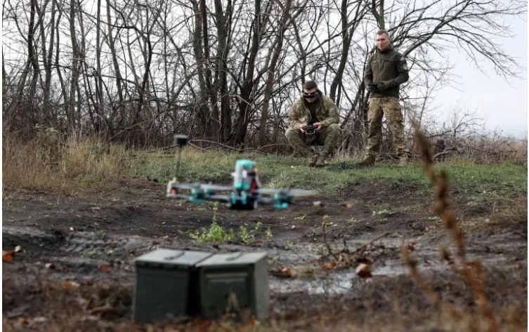 Украйна громи руските танкове със супер евтини самоделни дронове