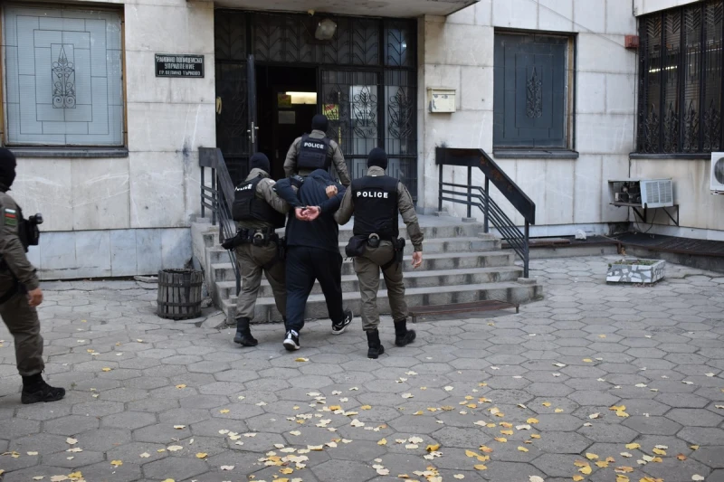 Екшън в заведение в Търново: Пиян клиент се сби с полицаи и медици, докато го преглеждат