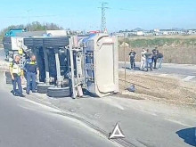 Камион се обърна вътре в кръгово на пътя Пловдив - Асеновград