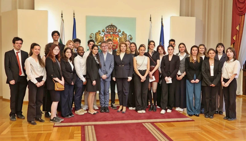 Вицепрезидентът Илияна Йотова разговаря с чуждестранни студенти