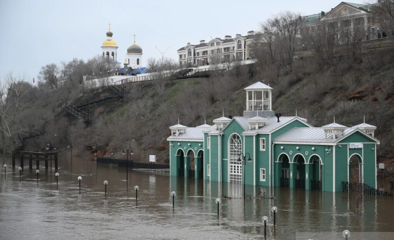 Нивото на река Урал в Русия надхвърли 10 метра и продължава да се покачва, Оренбург е под вода