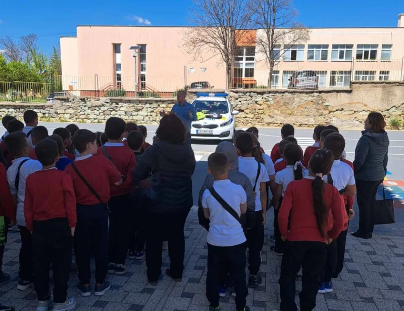 Полицейски служители обучиха над 100 ученици на площадка за пътна безопасност в Крумовград