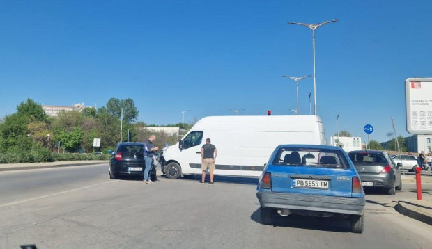TD Бус и лека кола са се сблъскали на бул България