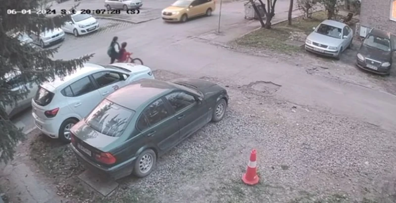 Страшно: Таксиметров шофьор блъсна майка с дете в София и избяга!