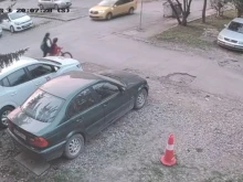 Страшно: Таксиметров шофьор блъсна майка с дете в София и избяга!
