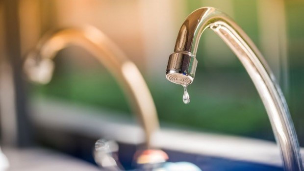 РЗИ препоръчва: Заведенията, които нямат резервна питейна вода, да затворят днес