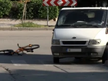 Микробус блъсна велосипедист в центъра на Шумен