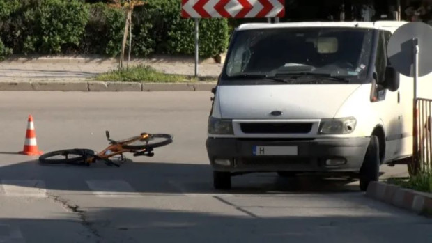 Микробус блъсна велосипедист в центъра на Шумен около 8 часа