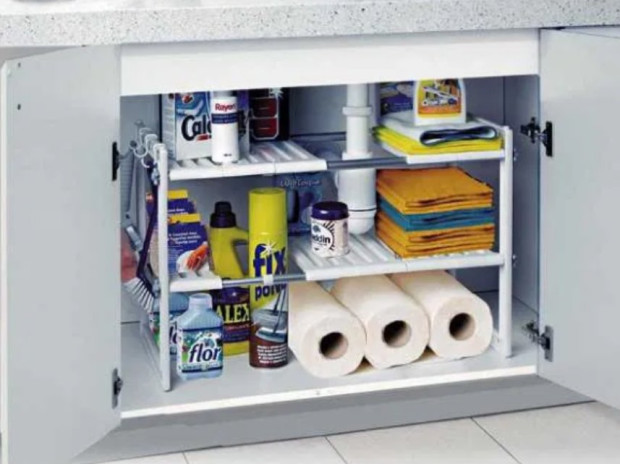 Много хора съхраняват почистващи препарати и кухненски прибори под мивката,