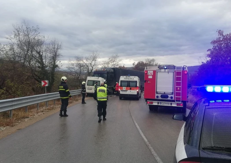 Шофьор е пострадал при катастрофа в Търново