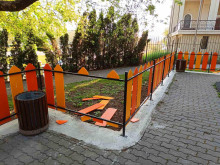 За по-малко от месец: Потрошиха новата ограда на детска площадка в Търново