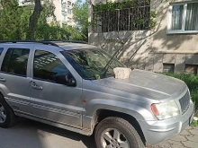 Кола осъмна с вдигнати чистачки и камък на предния капак в Пловдив