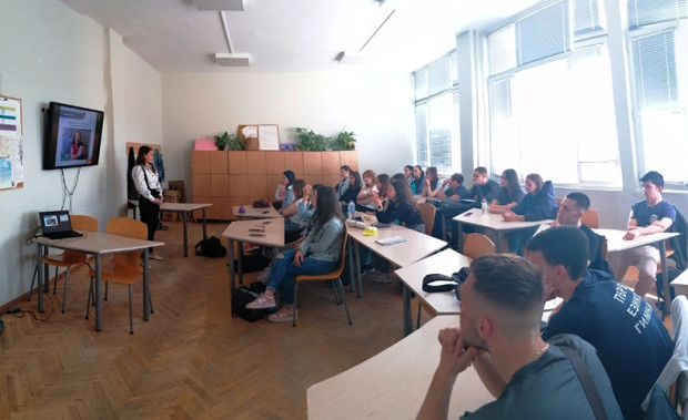 Десетокласници от Първа езикова гимназия във Варна проведоха своеобразен час