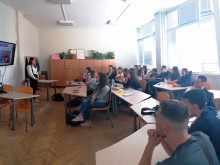 Десетокласници от Първа ЕГ във Варна дискутираха темата за наркотиците със съдия