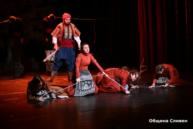 Театър "Класика" при Езиковата гимназия в Сливен отбеляза 33 години от създаването си  