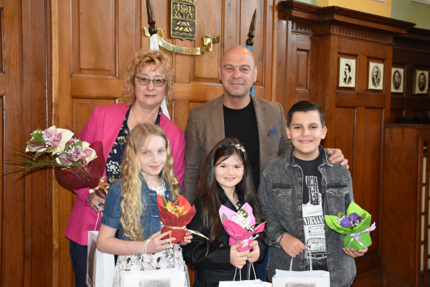 Кметът Костадин Димитров се срещна с децата от "Арт Войс Център"