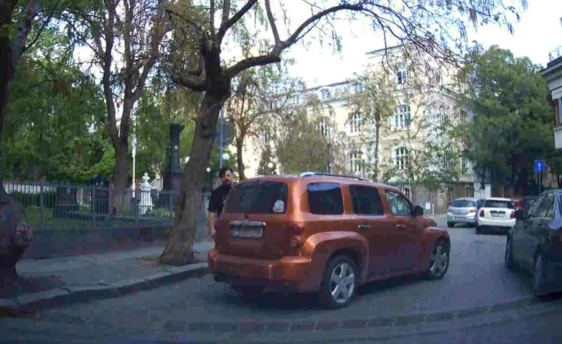Шофьор мина на червено и слезе от колата да се разправя. Другият прави ли нарушение?