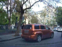 Шофьор мина на червено и слезе от колата да се разправя. Другият прави ли нарушение?