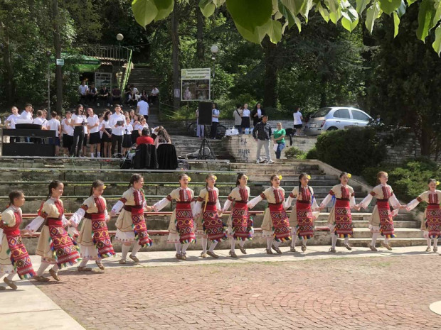 Снимка: Половинвековно училище в Благоевград празнува