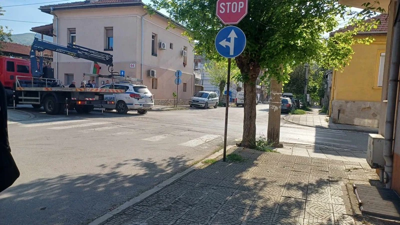 Такси се заби в патрулка на кръстовище в Кюстендил