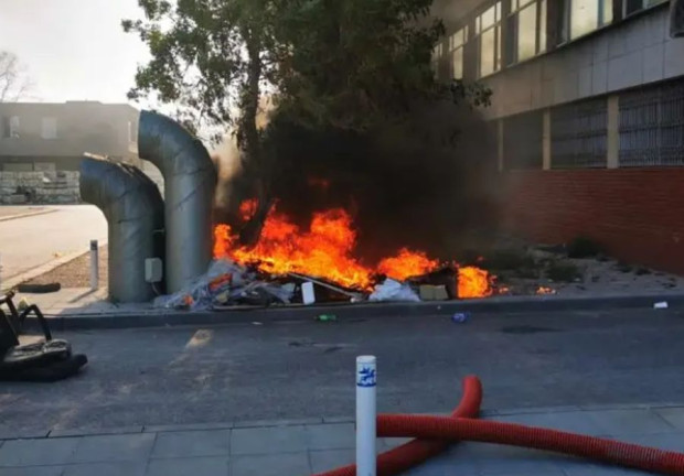 </TD
>Горене на отпадъци предизвика пожар в двора на Университетската болница