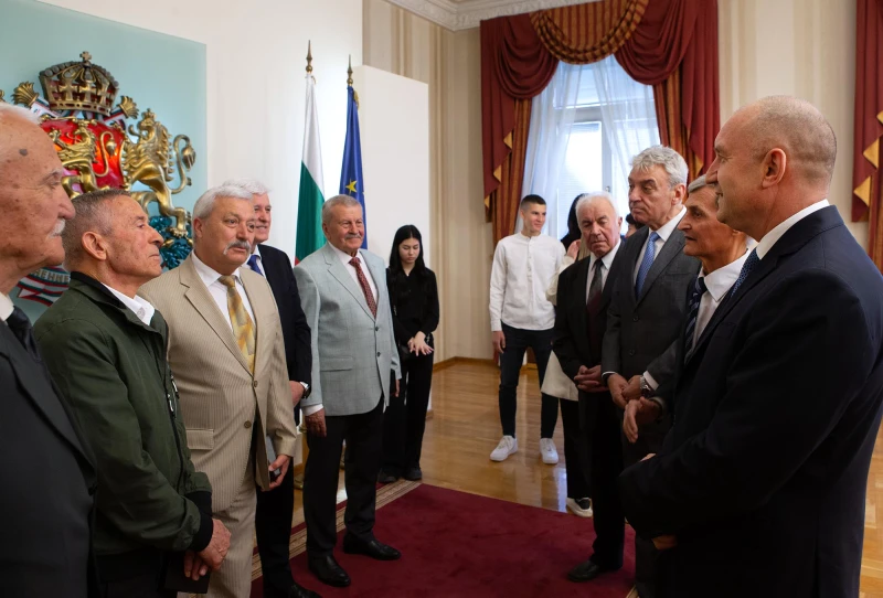 Президентът: България има достоен принос към развитието на авиацията