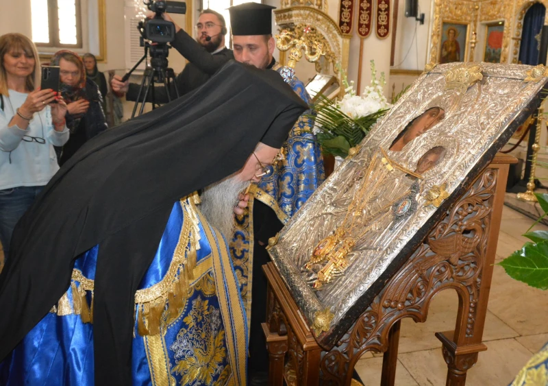 Пловдивският владика пристигна с чудотворна икона в Хасково