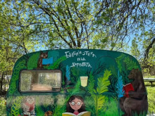 Кои са хората, които превърнаха стара каравана в уникална "Библиотека под дърветата" в Южния парк?