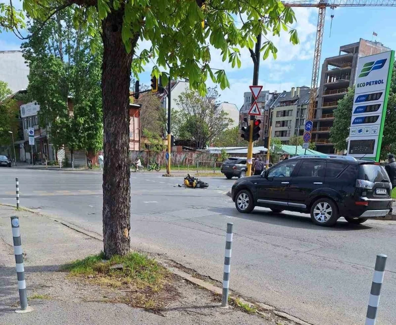Моторист е в тежко състояние след катастрофа в София
