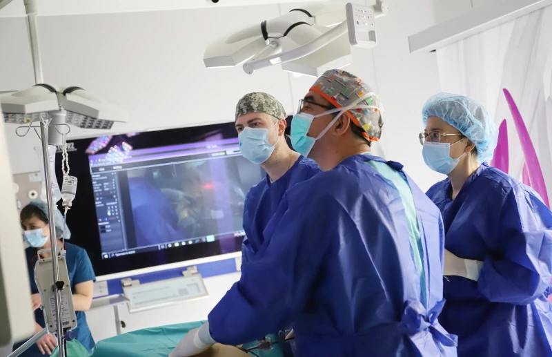 Хирурзите от ВМА оперираха на живо пред 250 медици от цяла България