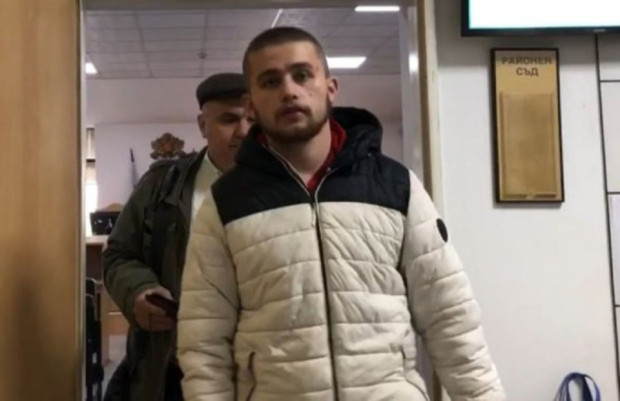 Психиатри: Денислав от срамния клип в пловдивски мол е незрял и много срамежлив, но няма психично заболяване