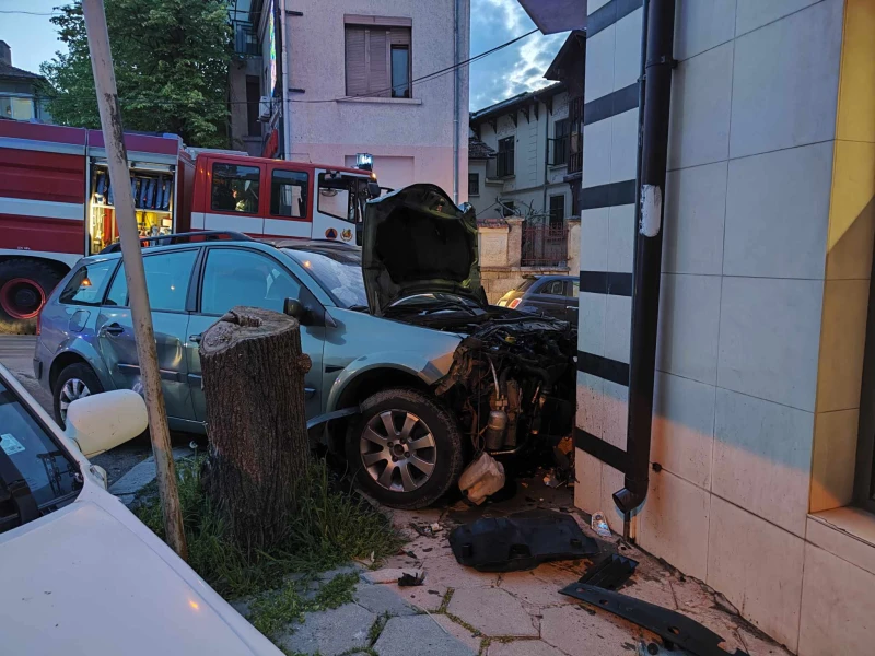 Два автомобила катастрофираха тежко в Шумен