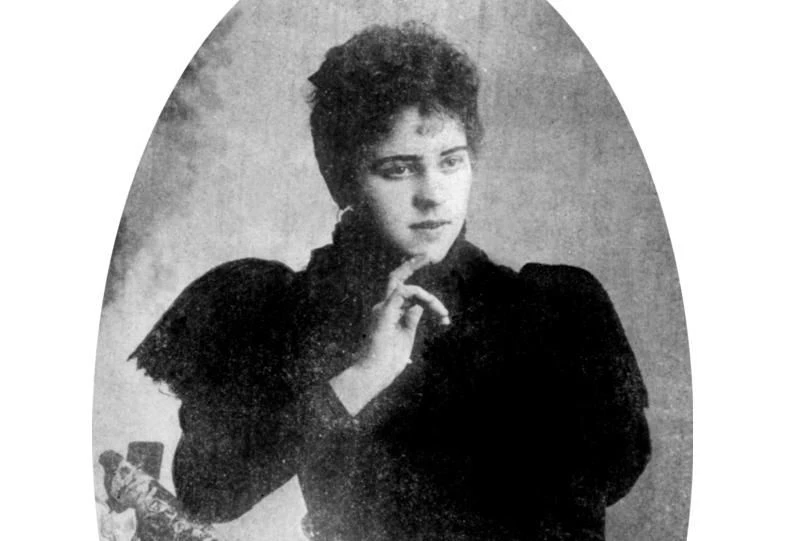 През 1897 г. България и Европа са разтърсени от убийството на красива куртизанка, хвърлена в Марица