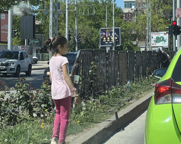 Кошмарна гледка: Дете проси на голямо кръстовище в Пловдив
