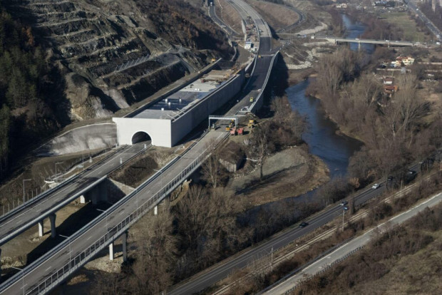 Временно движението в тунел Железница на автомагистрала Струма при км