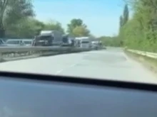 Катастрофа край Мездра предизвика сериозна тапа от камиони, затвориха пътя