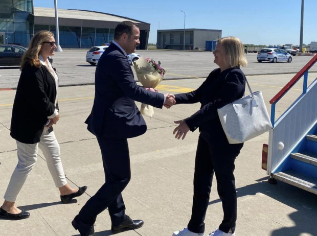 Калин Стоянов посрещна с цветя колегата си вътрешен министър на