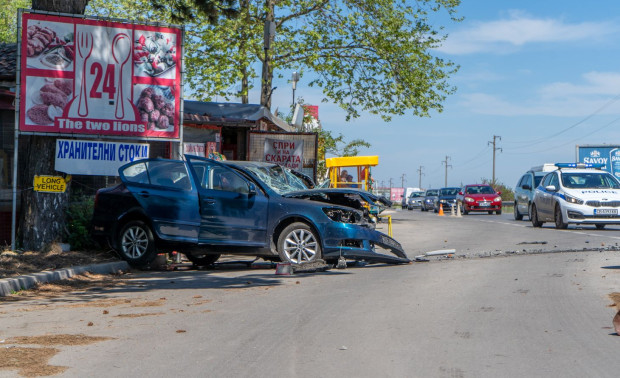Катастрофа затруднява движението по пътя Добрич - Варна. Инцидентът е