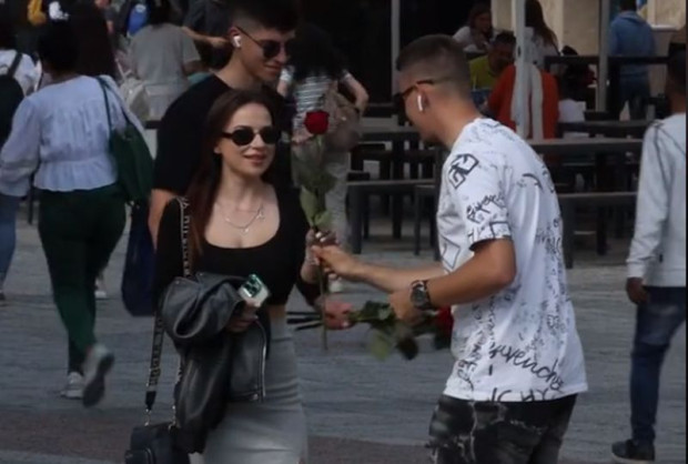 Снимка: Видео от Главната на Пловдив стана вирусен хит, няма човек, който да не му се радва