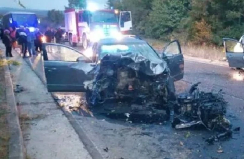 ПТП между Чешнегирово и Поповица, двама загинаха, пожарната реже колите