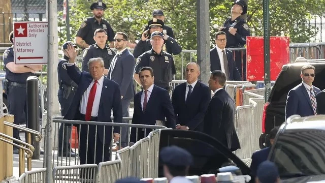 Тръмп пристигна в съда в Ню Йорк: "Това е нападение срещу Америка"