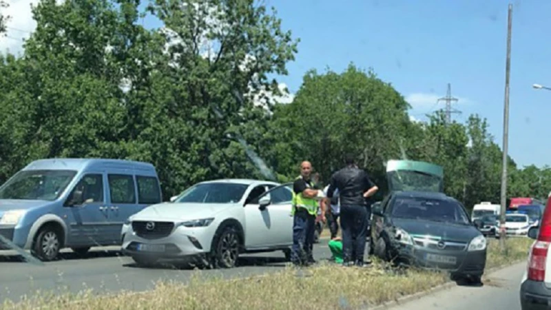 Верижна катастрофа на изхода на Перник: Три автомобила и автобус се удариха