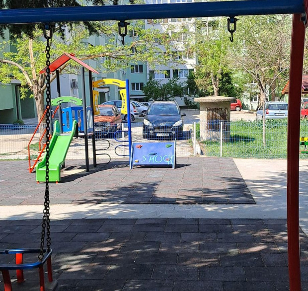 Снимка: Счупени люлки, неизправни кошчета и опасни дъски - това са детските площадки в Русе