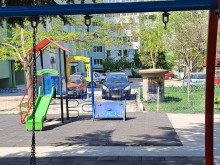 Счупени люлки, неизправни кошчета и опасни дъски - това са детските площадки в Русе